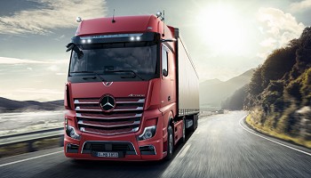 Neufahrzeuge Ein Mercedes-Benz Actros LKW fährt auf einer Landstrasse