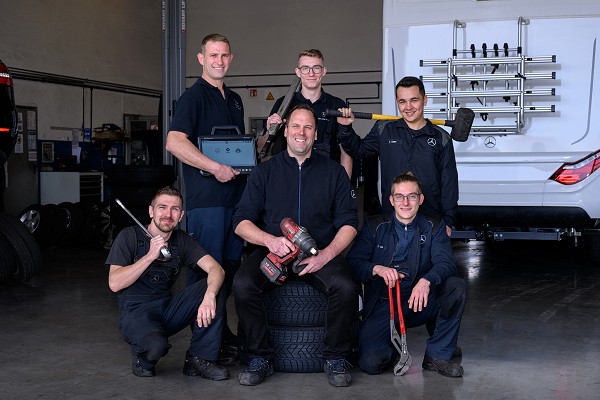 Unser Werkstatt-Team Das Mechaniker-Team auf einem Gruppenfoto in der Werkstatt des Autohaus Greppmair